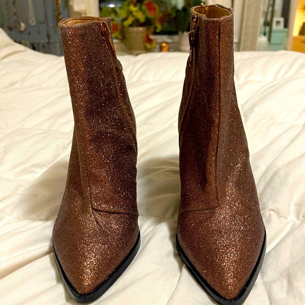 Renvy size 5 sparkle booties, never worn